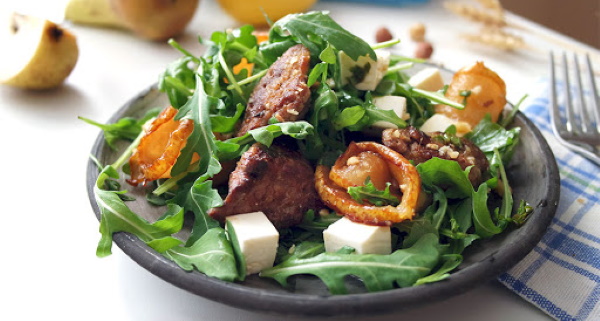 Теплый салат с печенью куриной. Рецепт с рукколой, апельсином, грибами, грушей, виноградом, медом, от Высоцкой, Зимина, Лазерсона