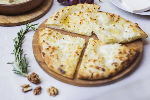 Выпечка с адыгейским сыром. Рецепты на сковороде, в духовке, мультиварке из дрожжевого, слоеного теста