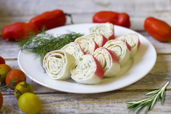 Закуски с крабовыми палочками. Рецепты простые, вкусные из лаваша, вафельных коржей, чипсов, в тарталетках