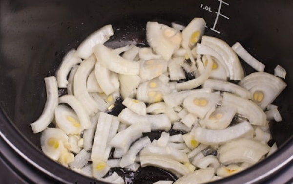 Заливной пирог с картошкой и курицей. Рецепт в духовке, мультиварке на кефире, майонезе, молоке, сметане. Фото пошагово