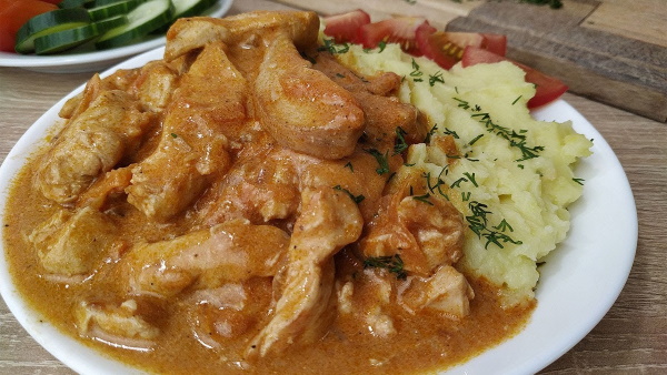 Бефстроганов из курицы. Рецепт классический в мультиварке, на сковороде с грибами, сметаной, сливками, подливкой