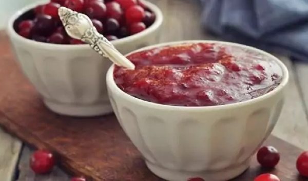 Брусничный соус к мясу. Рецепт с вином, апельсином, коньяком, медом, гвоздикой от Юлии Высоцкой, Ивлева, Александра Бельковича
