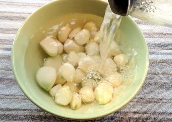 Чеснок маринованный. Рецепт простой зубчиками, головками на зиму без стерилизации со свеклой, красной смородиной, крыжовником