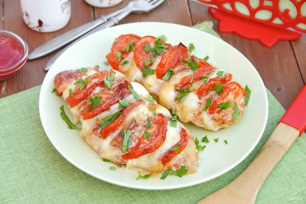 Фаршированная куриная грудка в духовке, мультиварке, на сковороде. Рецепты в беконе, с сыром, грибами, овощами, ветчиной
