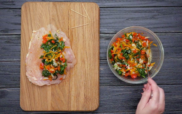 Фаршированная куриная грудка в духовке, мультиварке, на сковороде. Рецепты в беконе, с сыром, грибами, овощами, ветчиной