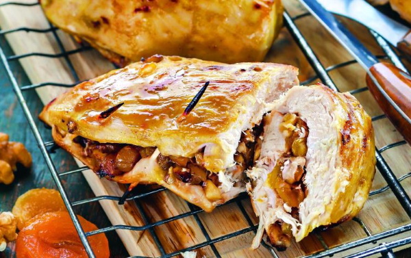 Фаршированная куриная грудка в духовке, мультиварке, на сковороде. Рецепты в беконе, с сыром, грибами, овощами, ветчиной