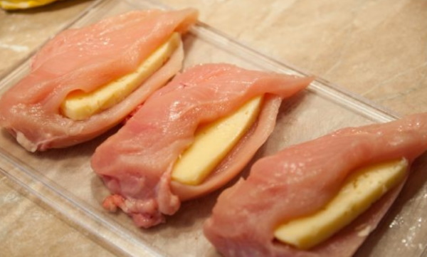 Фаршированная куриная грудка в духовке, мультиварке, на сковороде. Рецепты в беконе, с сыром, грибами, овощами, ветчиной