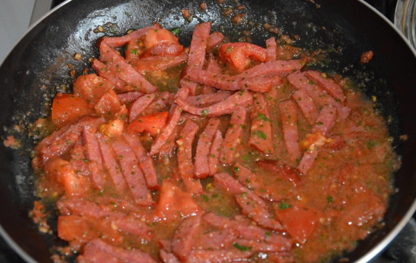 Как сделать подливу для макарон с мясом и без, из томатной пасты, муки, помидор, кетчупа