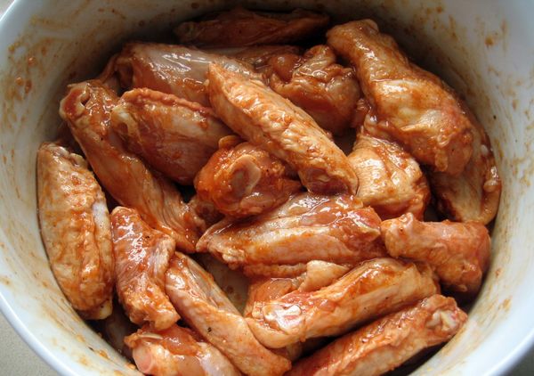 Как замариновать крылышки куриные для духовки, шашлыка, барбекю, копчения. Рецепт в соевом соусе, меде, горчице, майонезе
