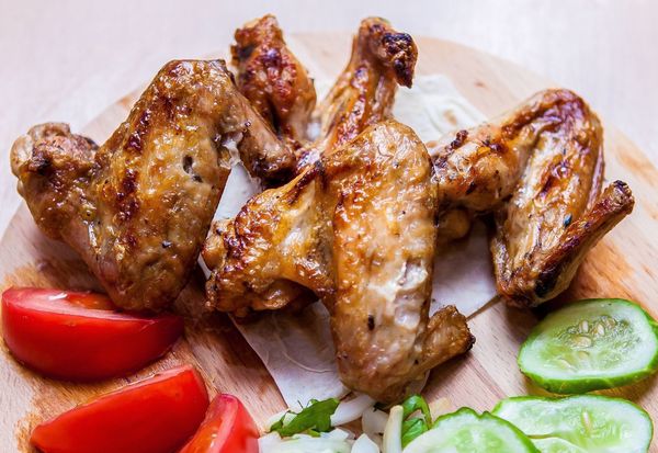 Как замариновать крылышки куриные для духовки, шашлыка, барбекю, копчения. Рецепт в соевом соусе, меде, горчице, майонезе