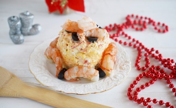 Королевский салат. Рецепт классический с креветками, желатином, крабовыми палочками, курицей, икрой мойвы, сухариками