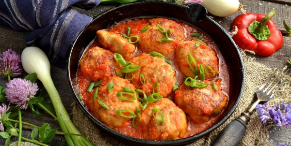 Котлеты с подливкой в духовке. Рецепт пошаговый, сочные рыбные, мясные из фарша в томатном, сметанном, сливочном соусе