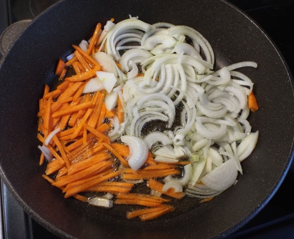 Котлеты с подливкой в духовке. Рецепт пошаговый, сочные рыбные, мясные из фарша в томатном, сметанном, сливочном соусе