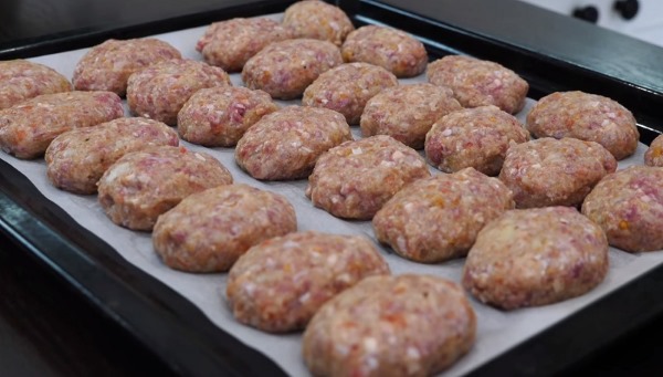 Котлеты с подливкой в духовке. Рецепт пошаговый, сочные рыбные, мясные из фарша в томатном, сметанном, сливочном соусе