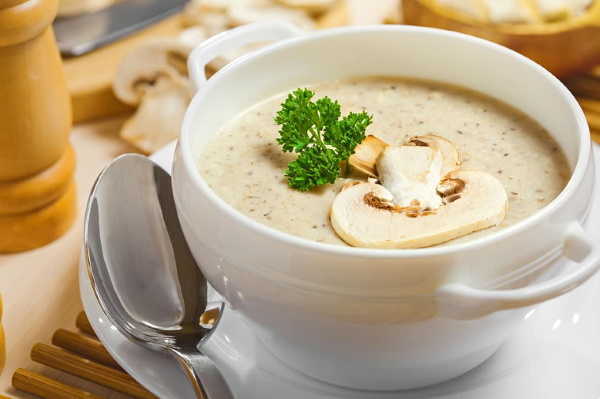 Крем-суп сырный. Рецепт классический с курицей, шампиньонами, грибами, креветками, беконом