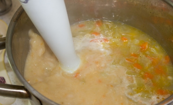 Крем-суп сырный. Рецепт классический с курицей, шампиньонами, грибами, креветками, беконом