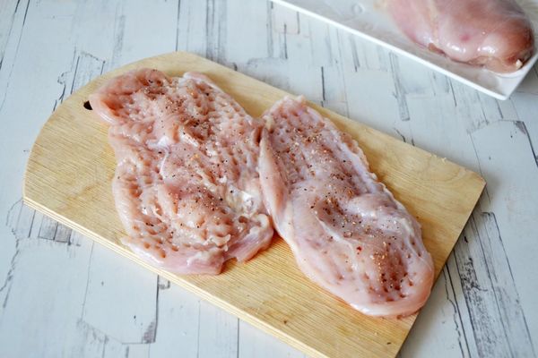 Куриные рулетики в беконе в духовке. Рецепт с начинкой, сыром, грибами, ветчиной в сливочном, соевом, сметанном соусе