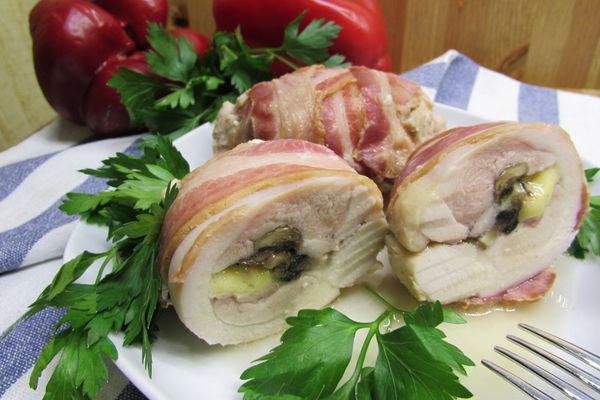 Куриные рулетики в беконе в духовке. Рецепт с начинкой, сыром, грибами, ветчиной в сливочном, соевом, сметанном соусе