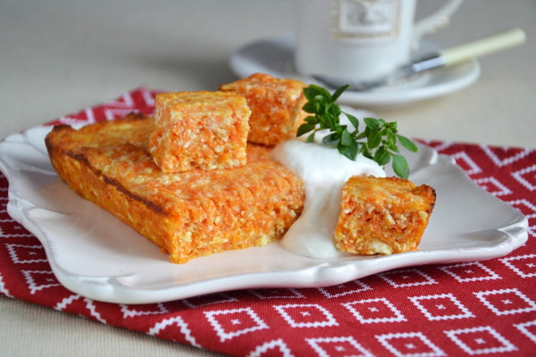 Морковная запеканка. Рецепт в духовке, мультиварке, как в детском саду, из сырой моркови с творогом, манкой, яблоком, сметаной