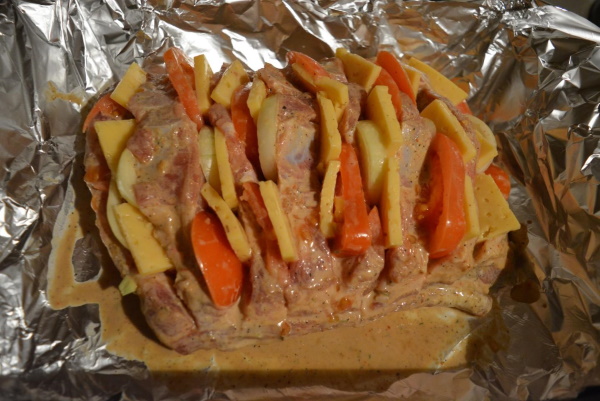 Мясо Гармошка в духовке. Рецепты в фольге, рукаве с картошкой, грибами, помидорами, черносливом