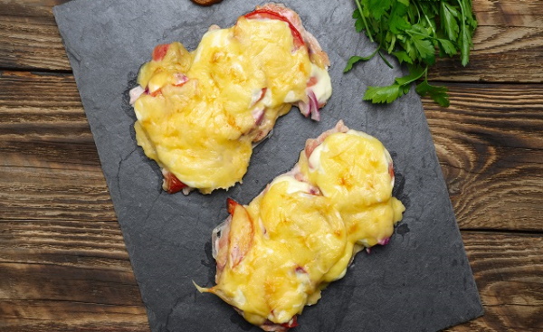 Мясо по-французски из фарша в духовке. Рецепты с картошкой, помидорами, сыром, грибами пошагово