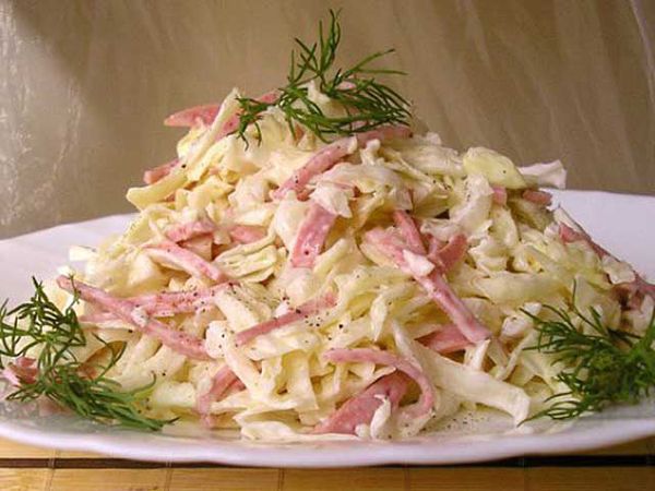 Салаты из капусты и колбасы копченой с кукурузой, горошком, сухариками, сыром, огурцом, яйцом. Рецепт классический с фото