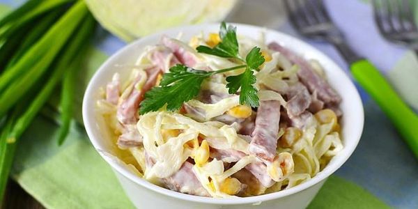 Салаты из капусты и колбасы копченой с кукурузой, горошком, сухариками, сыром, огурцом, яйцом. Рецепт классический с фото