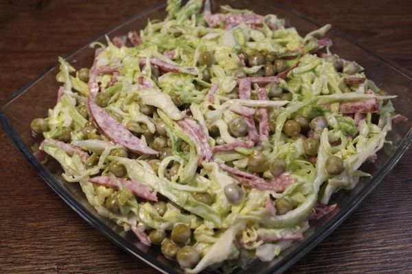 Салаты из капусты и колбасы копченой с кукурузой, горошком, сухариками, сыром, огурцом, яйцом. Рецепт классический с фото