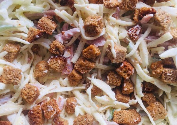 Салаты из капусты и колбасы копченой с кукурузой, горошком, сухариками, сыром, огурцом, яйцом. Рецепт классический с фото