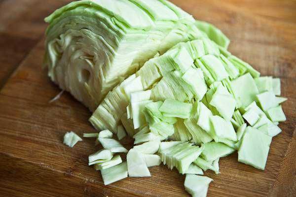 Салаты из капусты и колбасы копченой с кукурузой, горошком, сухариками, сыром, огурцом, яйцом. Рецепт классический с фото