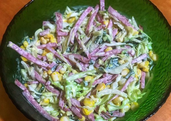 Салаты из капусты и колбасы копченой с кукурузой, горошком, сухариками, сыром, огурцом, яйцом. Рецепт классический с фото