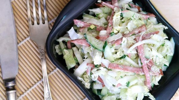 Салаты из капусты и колбасы копченой с кукурузой, горошком, сухариками, сыром, огурцом, яйцом. Рецепт классический с фото