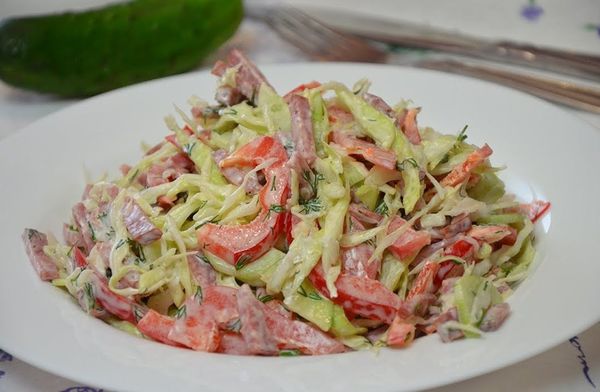 Салаты из капусты и колбасы копченой с кукурузой, горошком, сухариками, сыром, огурцом, яйцом. Рецепт классический с фото