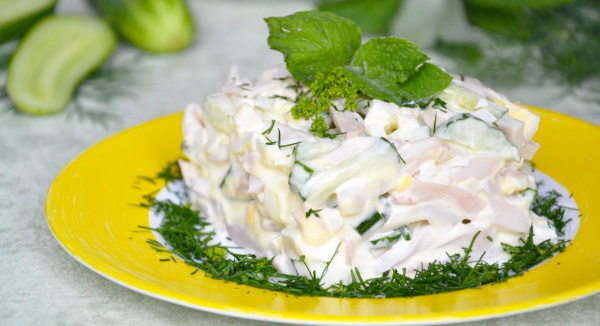 Салаты из консервированного кальмара. Рецепты с огурцом, яйцом, кукурузой, сыром, луком, рисом