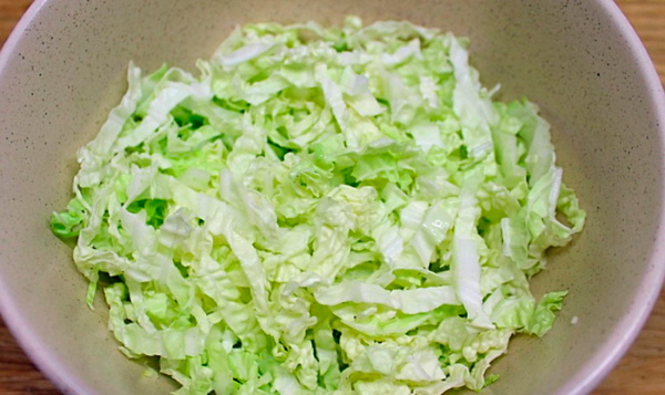 Салаты из тунца и пекинской капусты, кукурузы, яйца, свежего огурца, авокадо, без майонеза