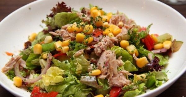 Салаты из тунца и пекинской капусты, кукурузы, яйца, свежего огурца, авокадо, без майонеза