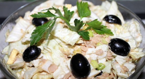 Салаты из тунца и пекинской капусты, кукурузы, яйца, свежего огурца, авокадо, без майонеза