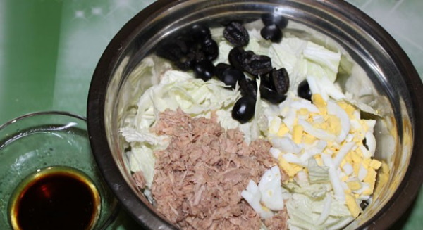 Салаты из тунца и пекинской капусты, кукурузы, яйца, свежего огурца, авокадо, без майонеза