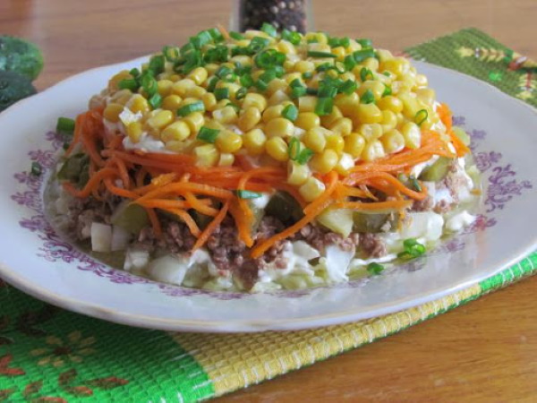 Салаты из тунца и пекинской капусты, кукурузы, яйца, свежего огурца, авокадо, без майонеза