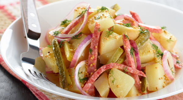 Салаты из вареной картошки, свежих, соленых огурцов, яиц, моркови, лука, горошка