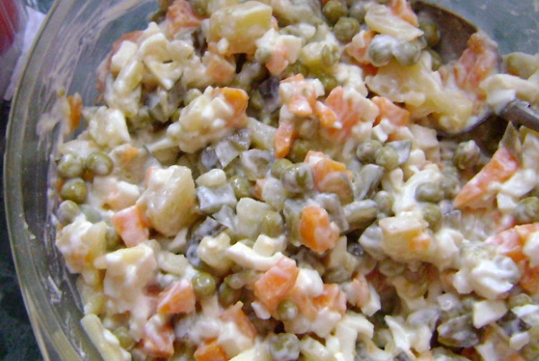 Салаты из вареной картошки, свежих, соленых огурцов, яиц, моркови, лука, горошка
