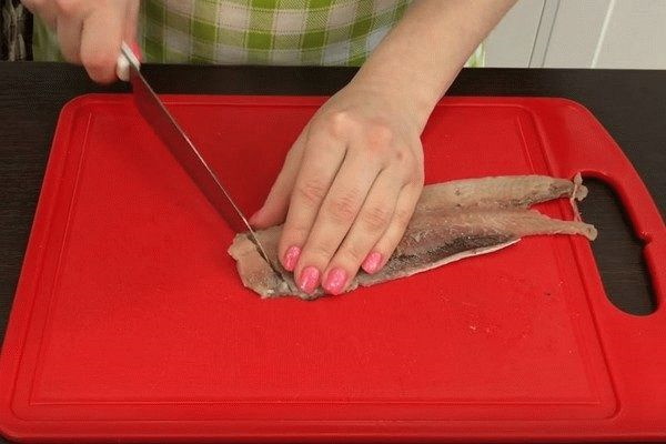 Салаты из вареной картошки, свежих, соленых огурцов, яиц, моркови, лука, горошка