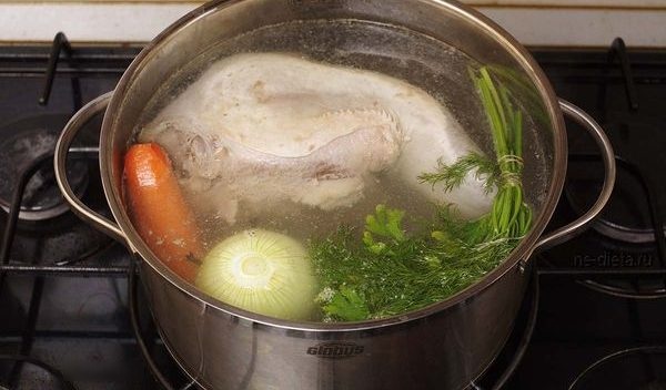 Салаты из яблока и моркови, яйца, сыра, капусты, свеклы, курицы, сельдерея, изюма пошагово