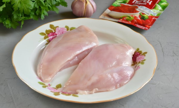 Салат из жареной курицы с огурцами, грибами, помидорами, сыром, кукурузой, ананасами, овощами. Рецепты