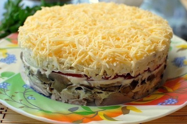 Салат из жареной курицы с огурцами, грибами, помидорами, сыром, кукурузой, ананасами, овощами. Рецепты