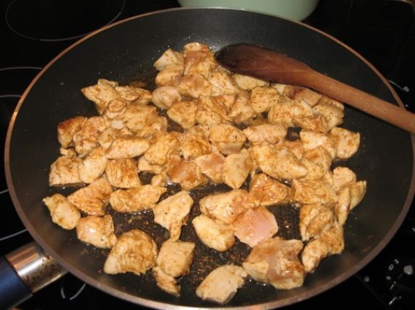 Салат из жареной курицы с огурцами, грибами, помидорами, сыром, кукурузой, ананасами, овощами. Рецепты
