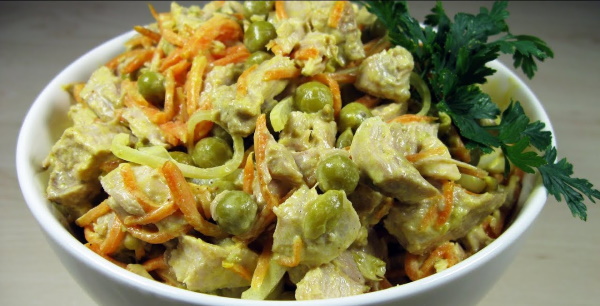 Купеческий салат рецепт классический. salat kupecheskiy retsept 1. Купеческий салат рецепт классический фото. Купеческий салат рецепт классический-salat kupecheskiy retsept 1. картинка Купеческий салат рецепт классический. картинка salat kupecheskiy retsept 1. Салат Купеческий подразумевает смесь самых вкусных и самых дорогих продуктов и богатую подачу. Ведь купцы обычно, могли позволить себе вкусные сытные блюда. Правда, сегодня практически всем доступны любые ингредиенты. Хотя бы на Новый год точно можно купить и самую дорогую красную рыбу и лучшую мясную вырезку, чтобы сделать настоящий салат Купеческий и удивить им гостей за столом.