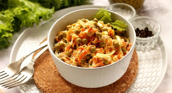 Купеческий салат рецепт классический. salat kupecheskiy retsept 2. Купеческий салат рецепт классический фото. Купеческий салат рецепт классический-salat kupecheskiy retsept 2. картинка Купеческий салат рецепт классический. картинка salat kupecheskiy retsept 2. Салат Купеческий подразумевает смесь самых вкусных и самых дорогих продуктов и богатую подачу. Ведь купцы обычно, могли позволить себе вкусные сытные блюда. Правда, сегодня практически всем доступны любые ингредиенты. Хотя бы на Новый год точно можно купить и самую дорогую красную рыбу и лучшую мясную вырезку, чтобы сделать настоящий салат Купеческий и удивить им гостей за столом.