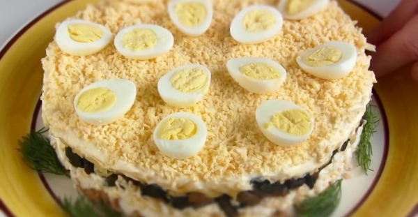 Салат Курочка Ряба с ананасом, курицей, грибами, грецким орехом, черносливом, классический. Рецепты