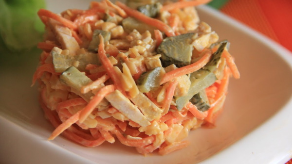 Салаты Лисичка с корейской морковкой. Рецепты под шубой очень вкусный с грибами, селедкой, курицей, огурцом